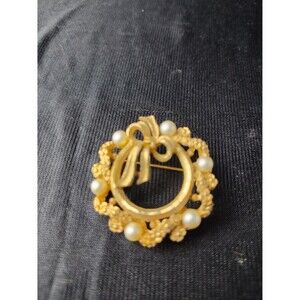 Vintage Mid Century Faux Pearl Ribbon Bow Wreath Gold Tone Holiday Brooch Signed